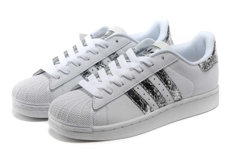 superstar femme blanche et or