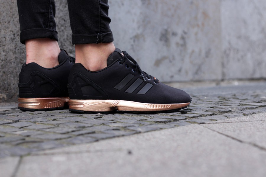 zx flux noir et bronze