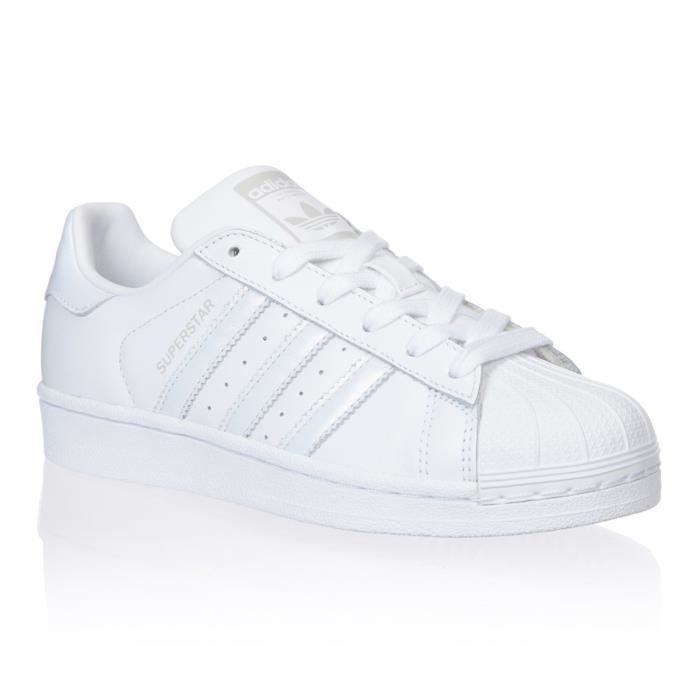 super star femme grise et blanche